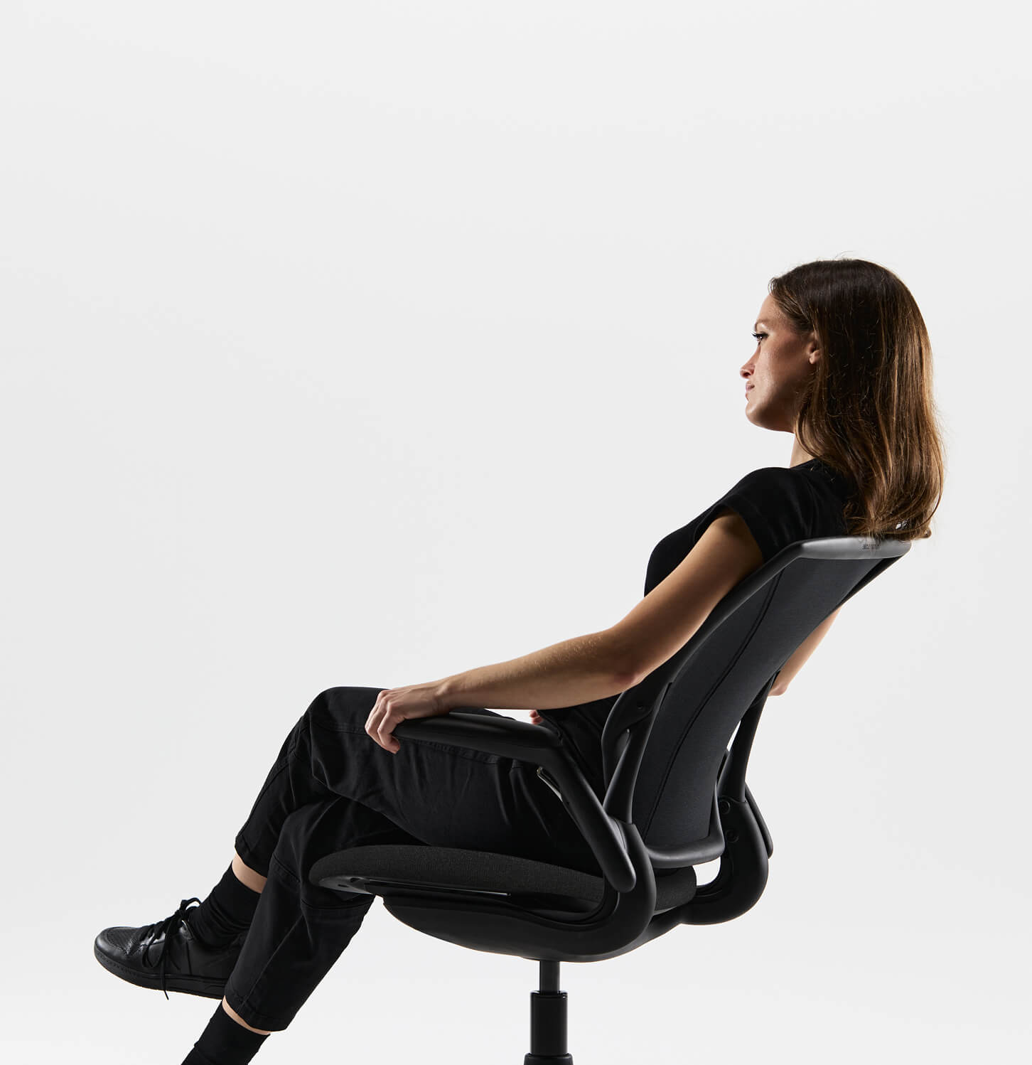 Woman sitting on the World LM chair